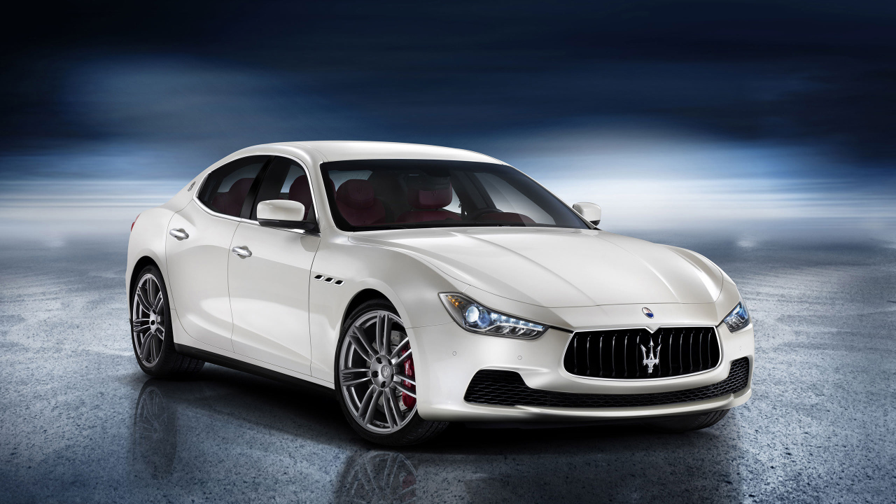 Автомобиль Maserati Ghibli на дороге