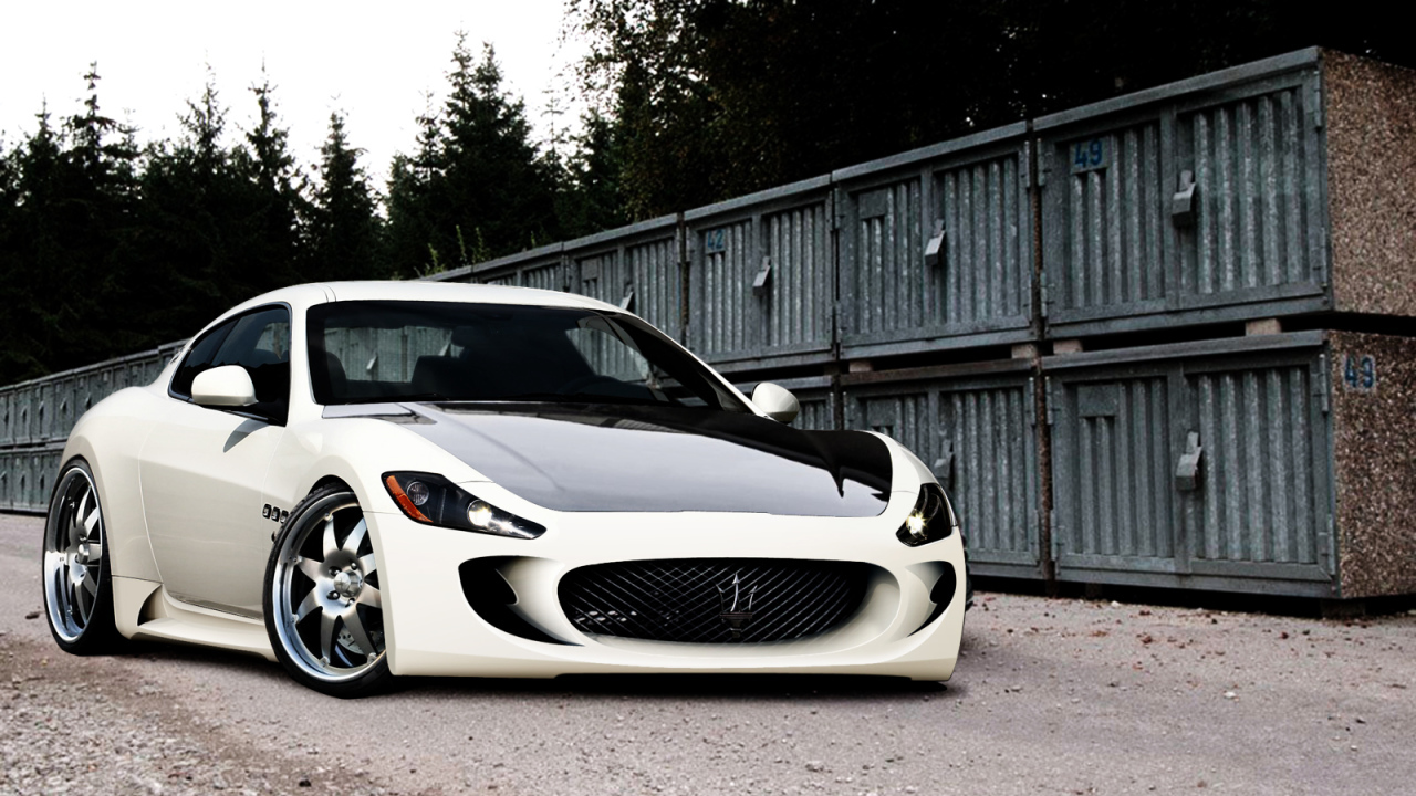 Автомобиль Maserati Granturismo на дороге