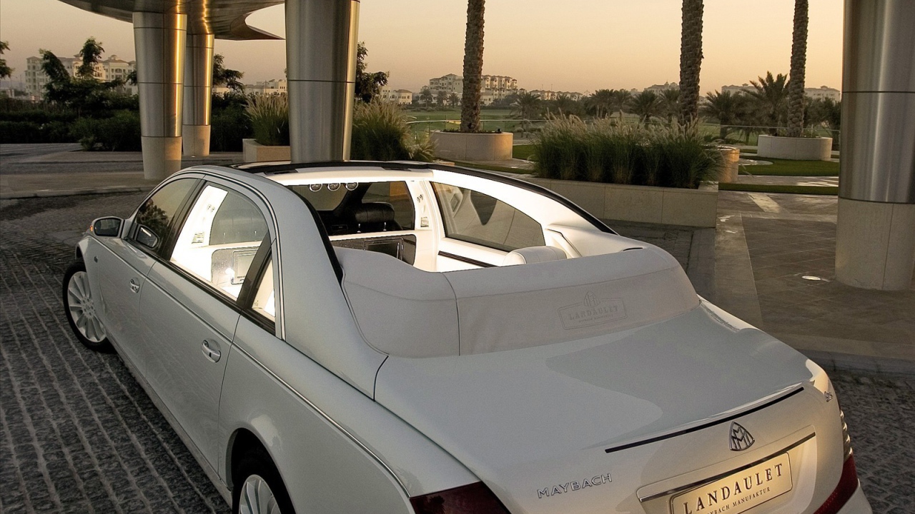 Автомобиль Maybach  Landaulet на дороге