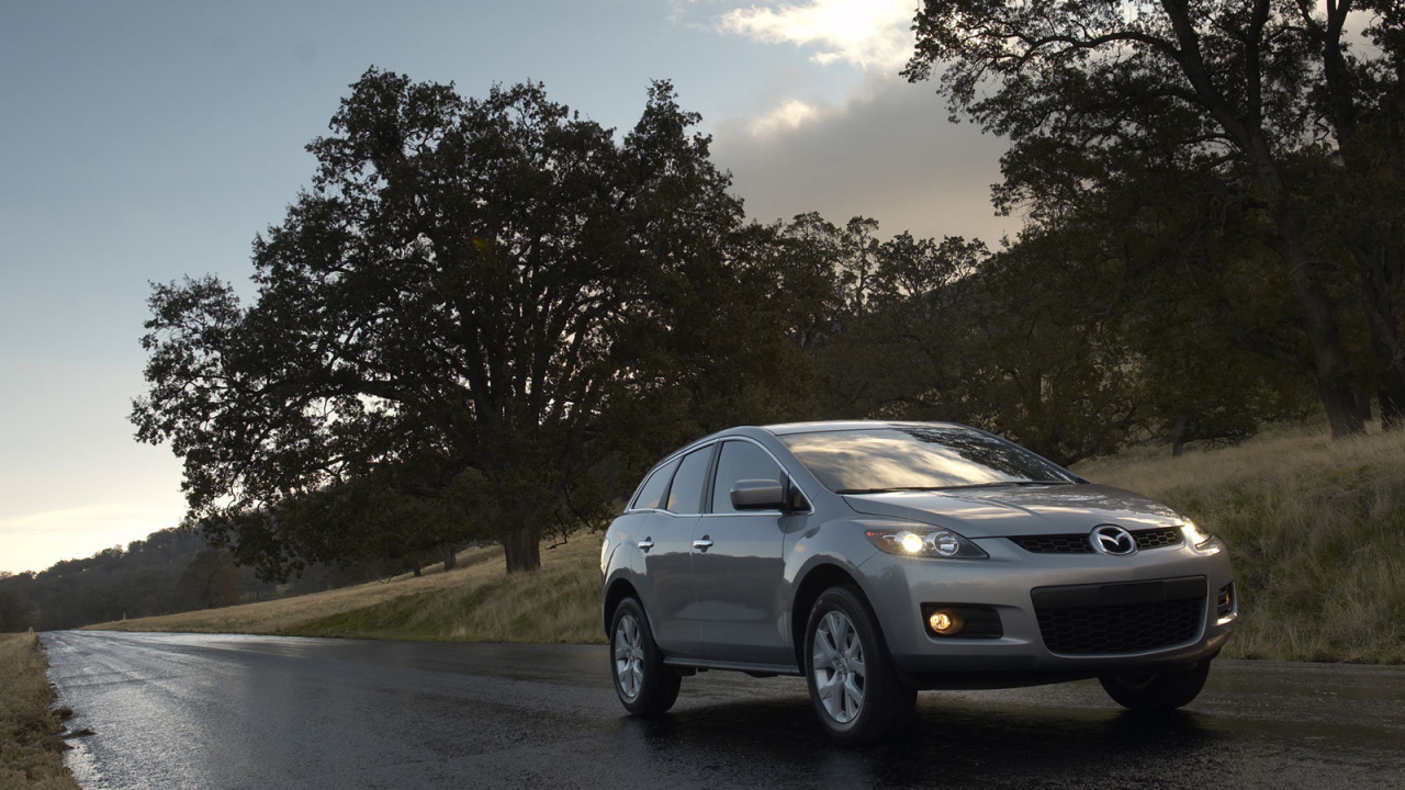 Красивый автомобиль Mazda CX 7 в Москве