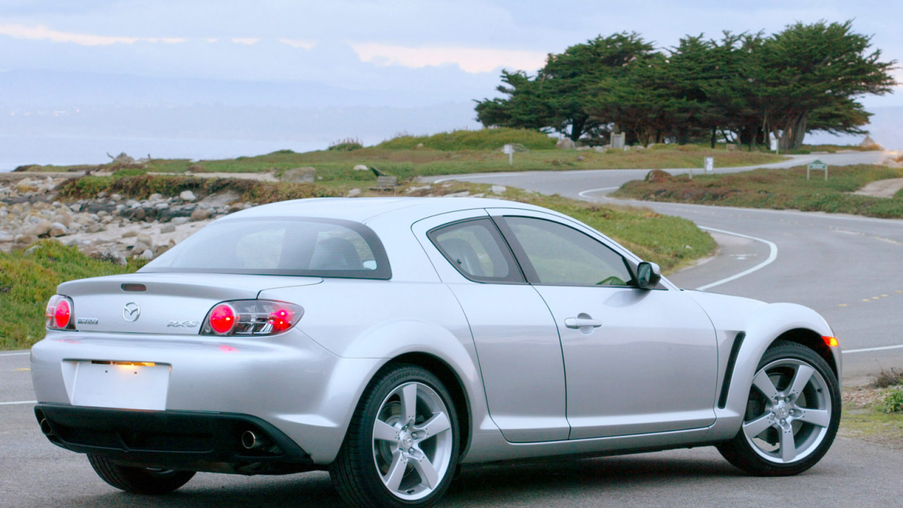 Автомобиль марки Mazda модели RX 8