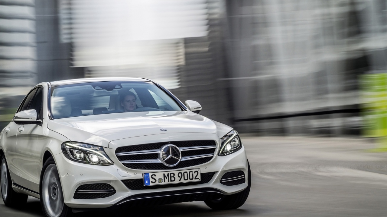Автомобиль Mercedes C-Class 2014 на дороге