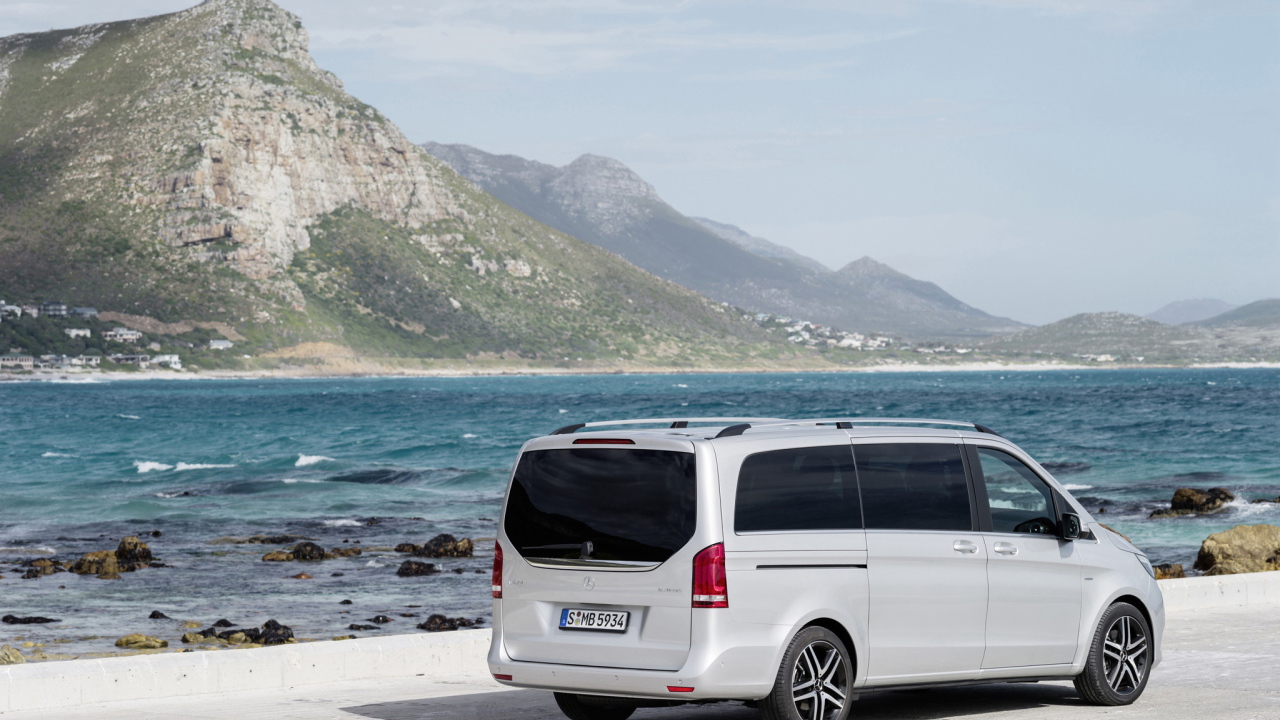 Автомобиль Mercedes V-Class 2014 на дороге