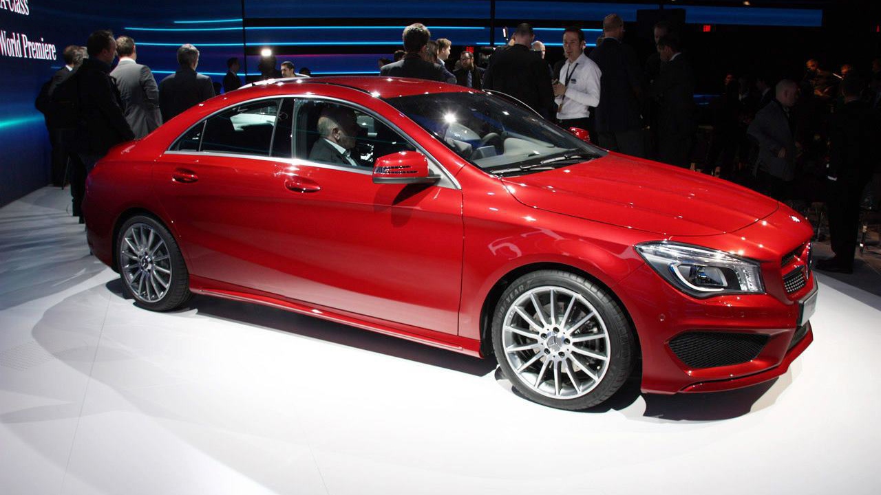 Красный Mercedes GLA