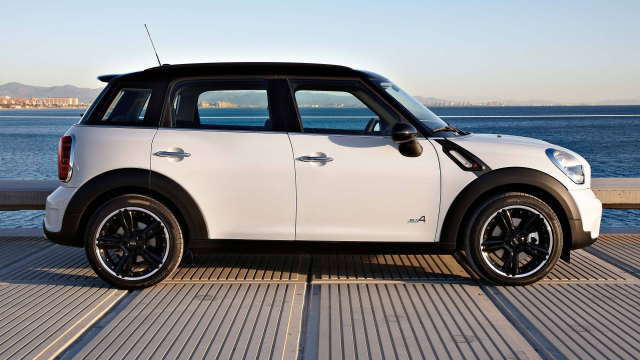 mini cooper countryman на фоне моря