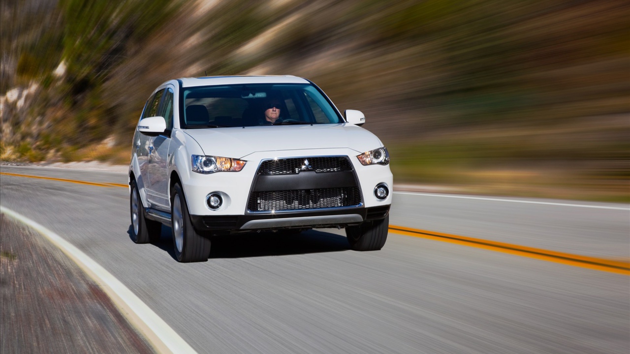 Красивый автомобиль Mitsubishi Outlander в Москве