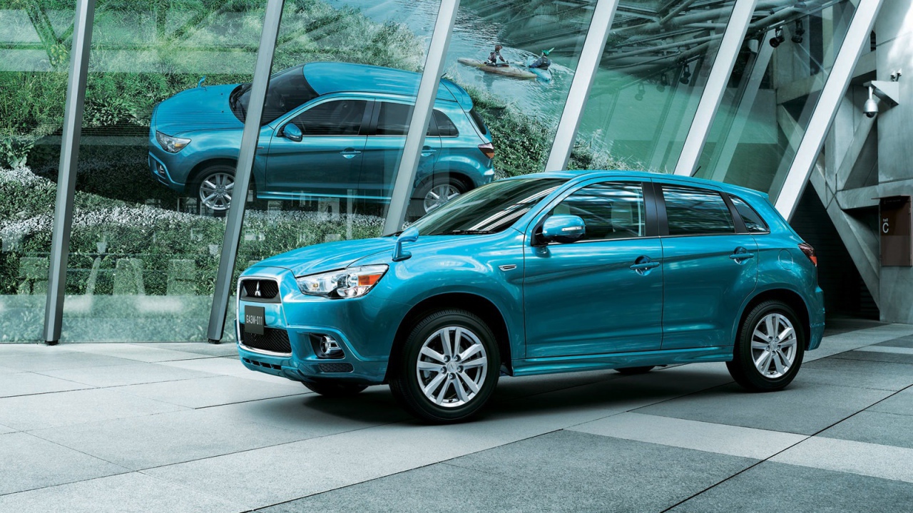 Автомобиль Mitsubishi ASX на дороге