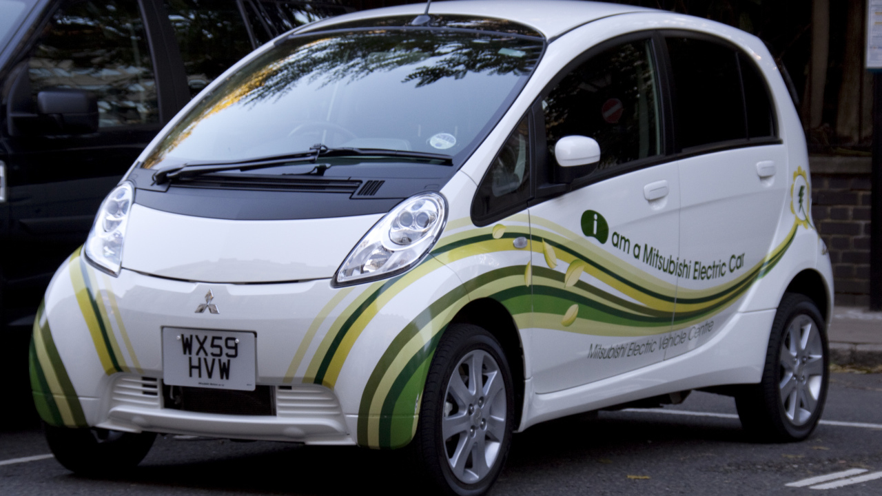 Автомобиль Mitsubishi Electric на дороге