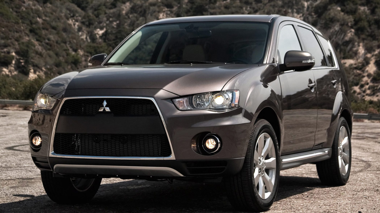Автомобиль Mitsubishi Outlander на дороге