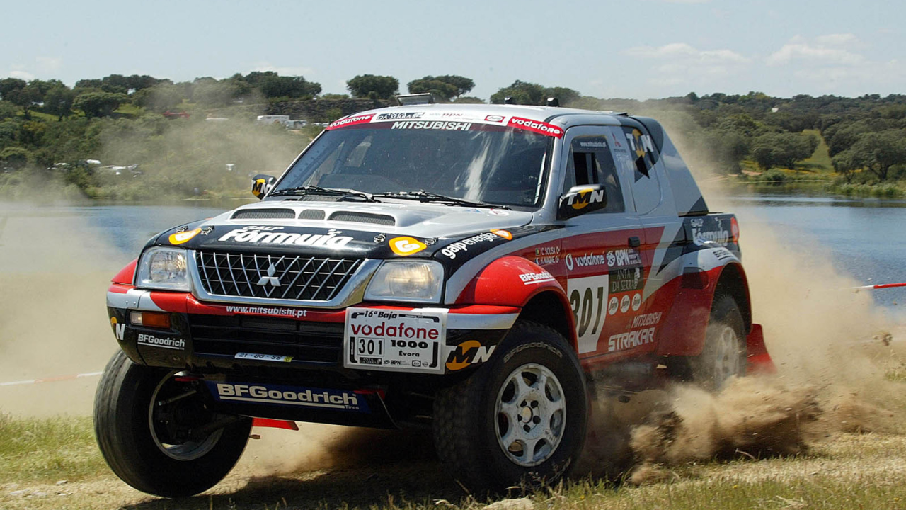 Автомобиль Mitsubishi Pajero Sport на дороге