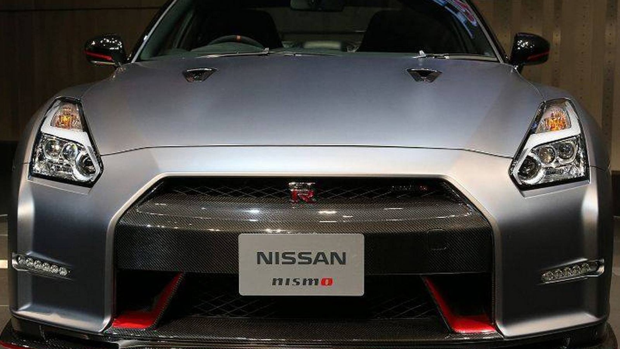 Красивый автомобиль Nissan GT-R Nismo 2014