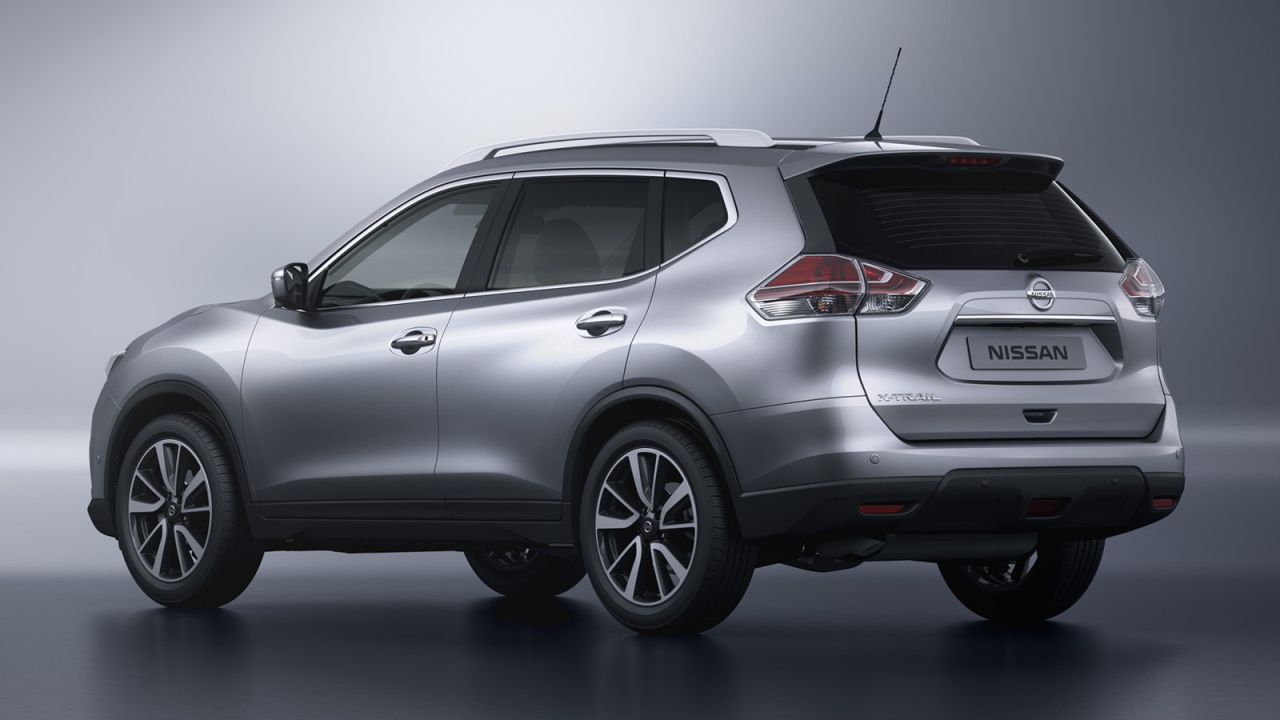 Автомобиль Nissan X-Trail на дороге