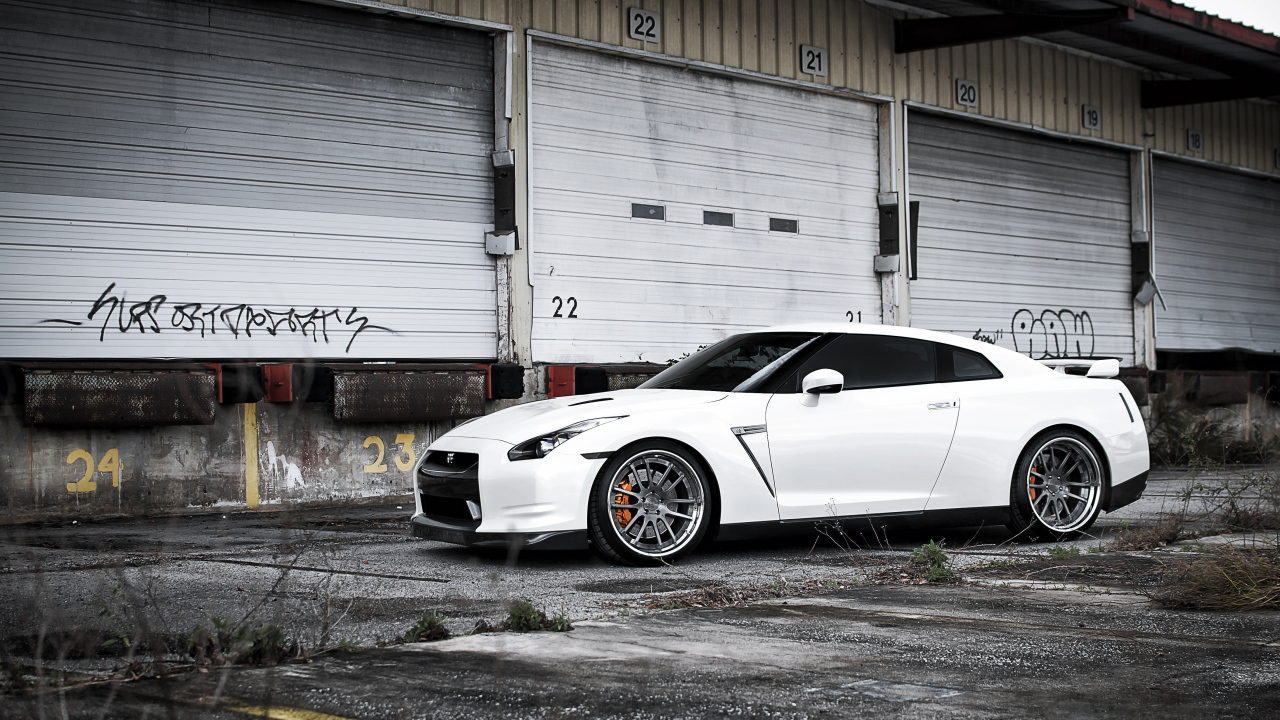 Белый Ниссан у склада