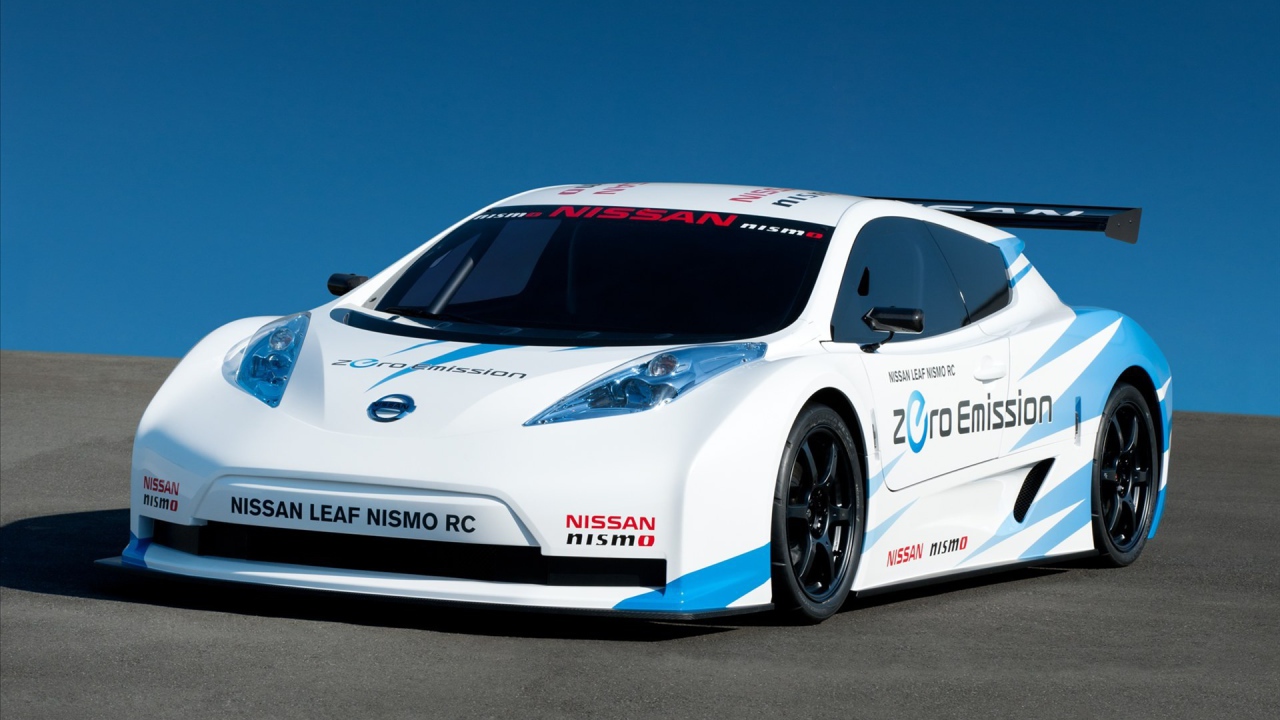 Белый гоночный автомобиль Ниссан