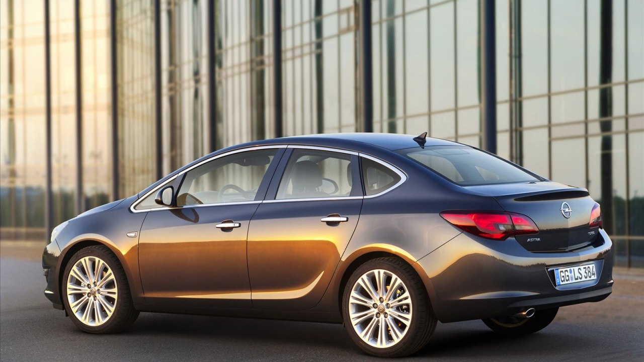 Красивый автомобиль Opel Astra