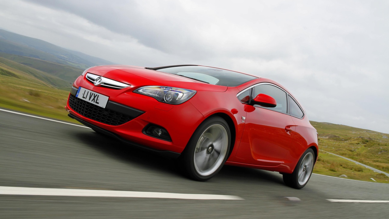 Красивый автомобиль Opel Astra GTC 2014