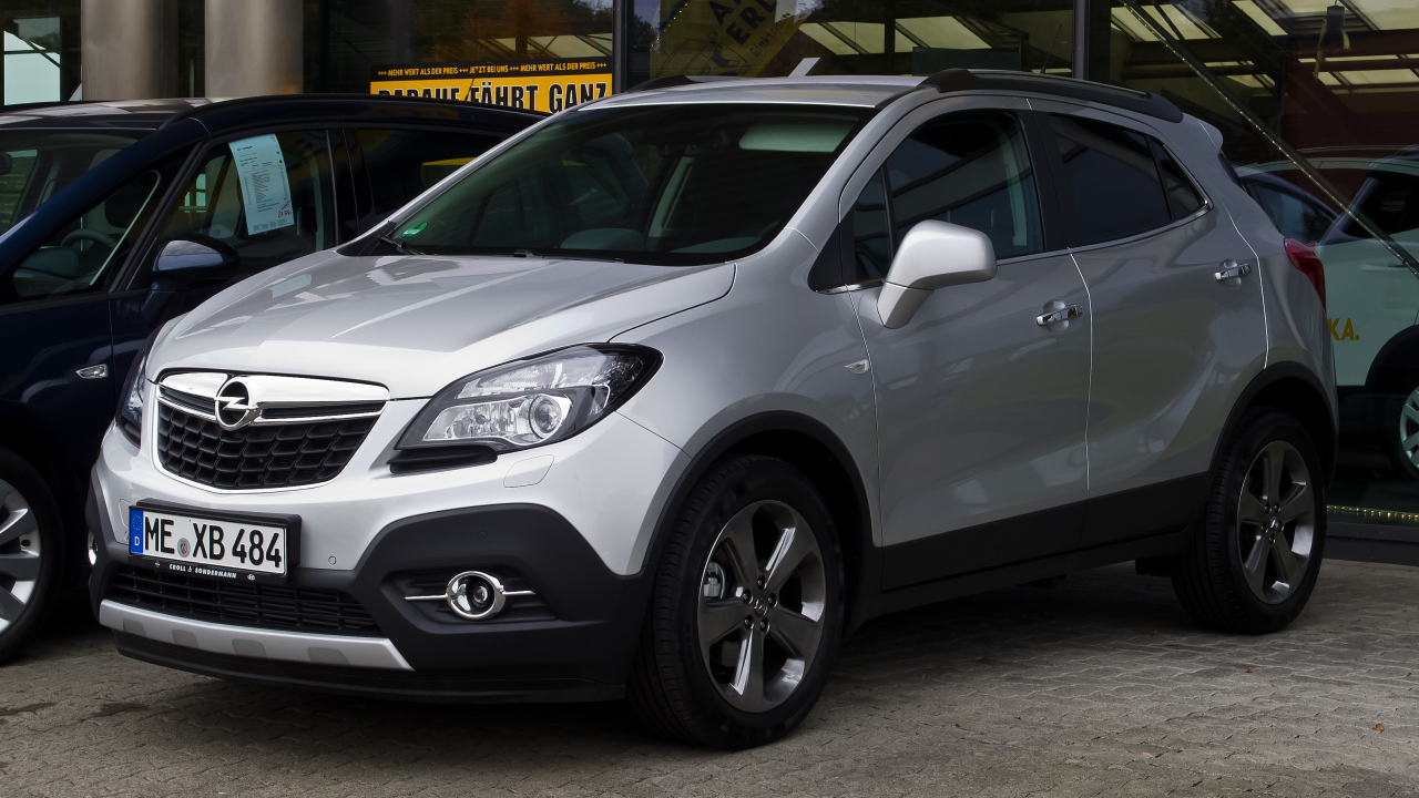 Красивый автомобиль Opel Mokka в Москве