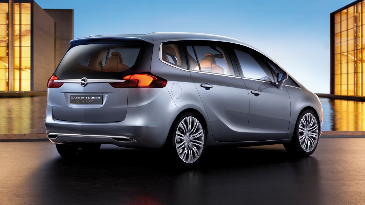 Красивый автомобиль Opel Zafira