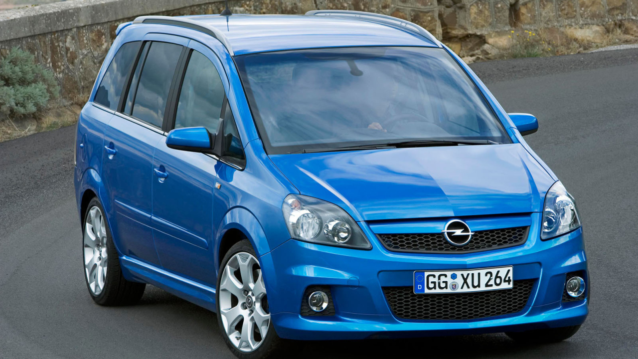 Красивый автомобиль Opel Zafira в Москве