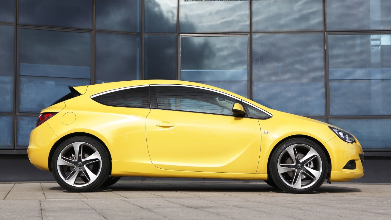 Автомобиль марки Opel модели Astra GTC 2014