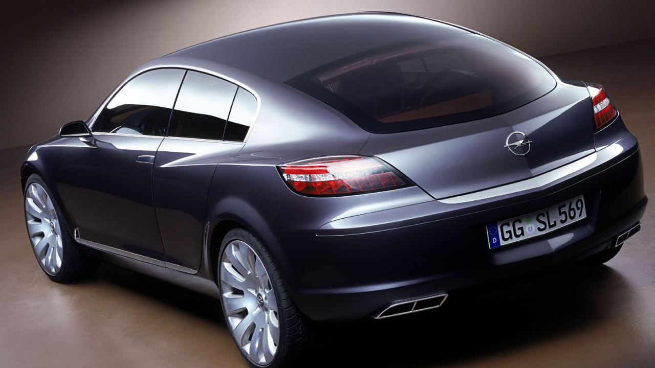 Автомобиль Opel Insignia на дороге