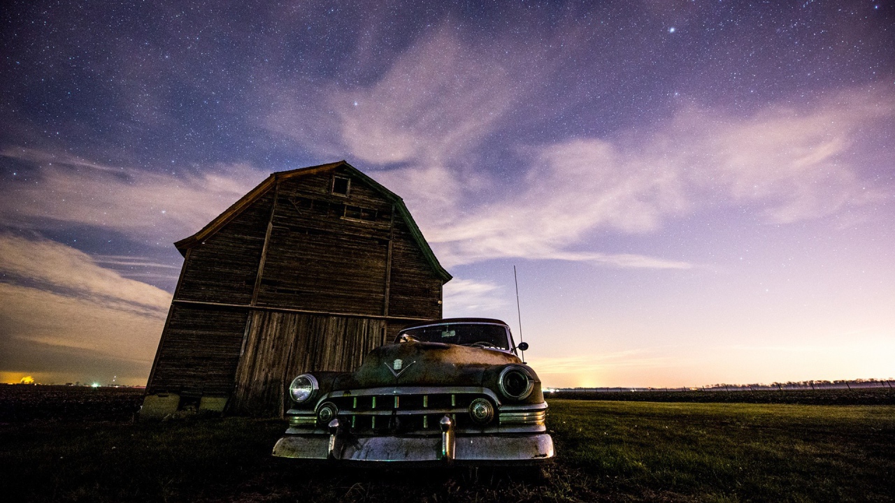 Старый автомобиль у старого дома