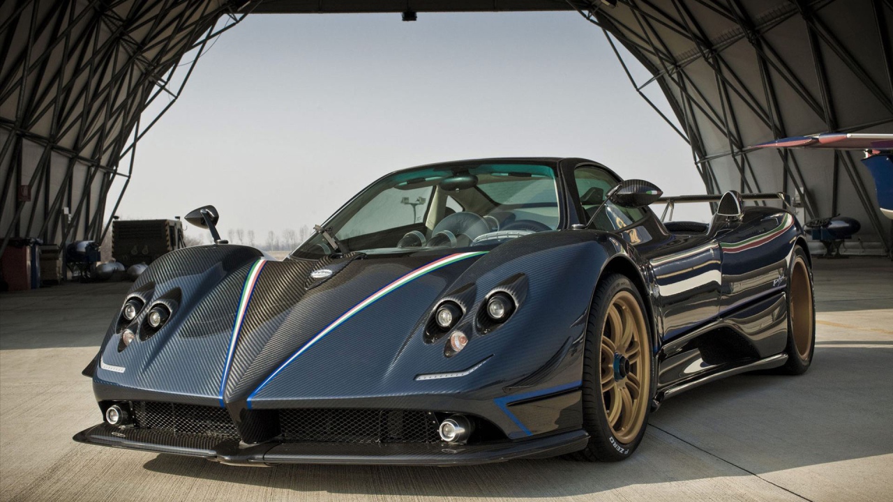 Красивый автомобиль Pagani Zonda