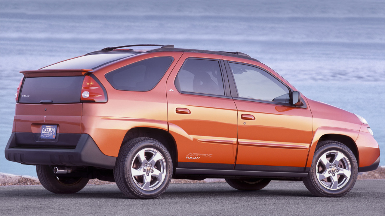 Красивый автомобиль Pontiac Aztec в Москве