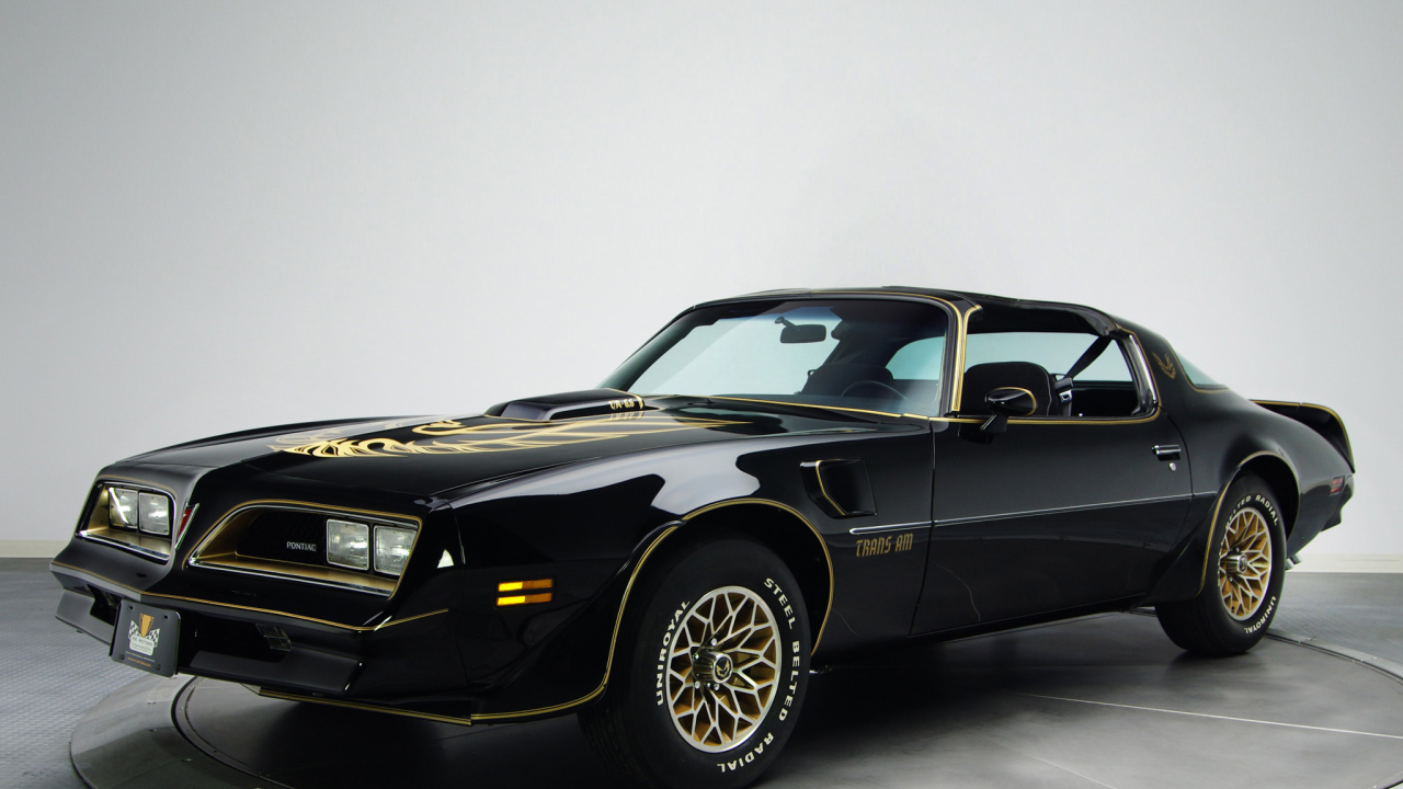 Красивый автомобиль Pontiac Firebird