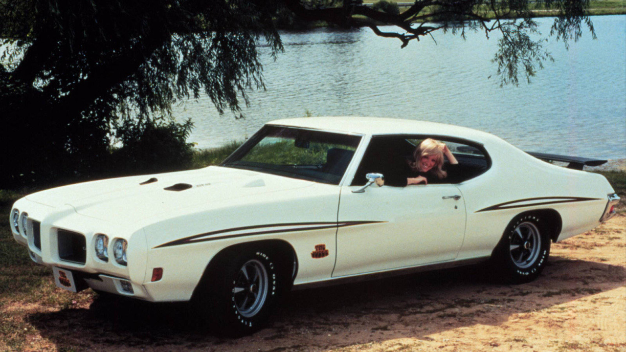 Красивый автомобиль Pontiac GTO 1969