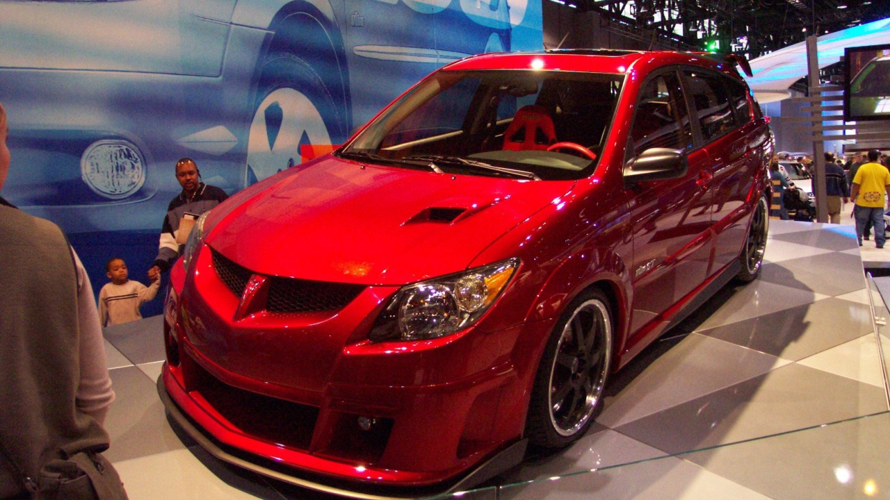 Красивый автомобиль Pontiac Vibe в Москве