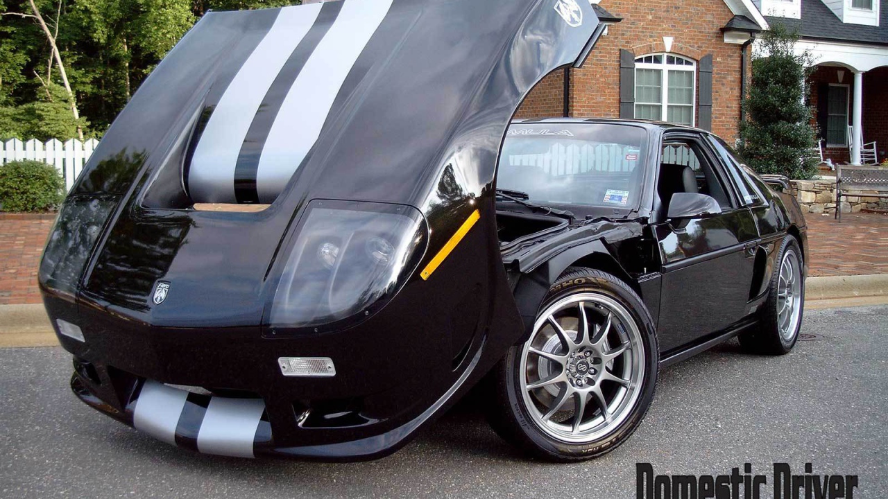 Автомобиль Pontiac Fiero на дороге