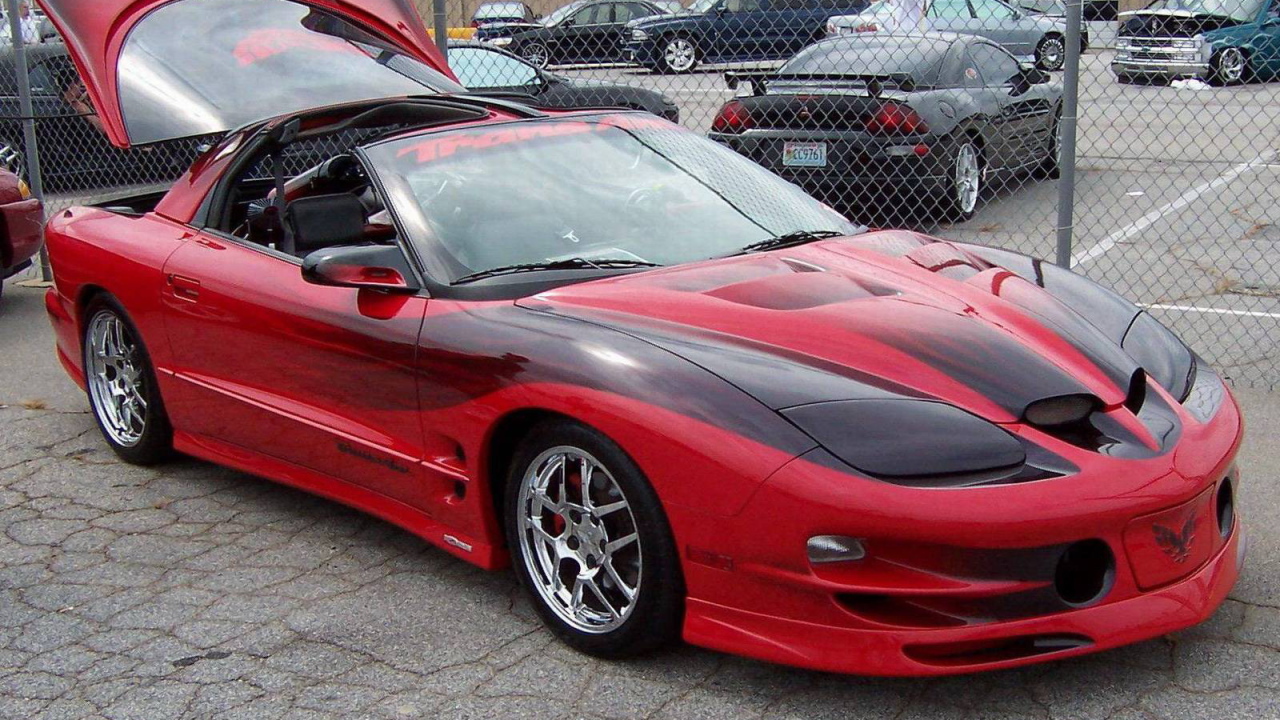 Автомобиль Pontiac Firebird на дороге