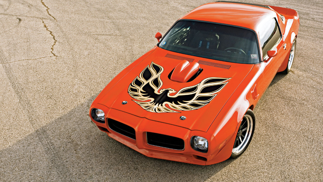 Автомобиль Pontiac Trans Am на дороге