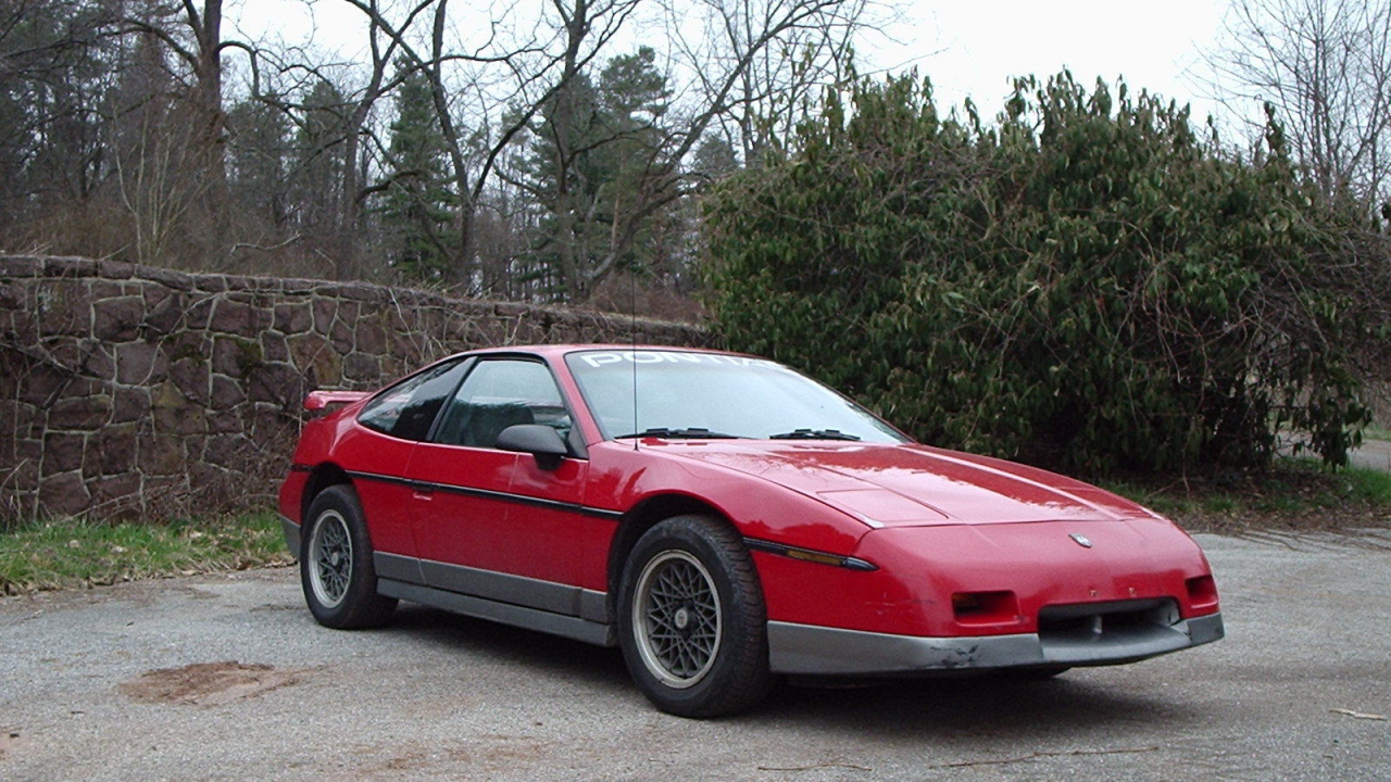 Надежный автомобиль Pontiac Fiero