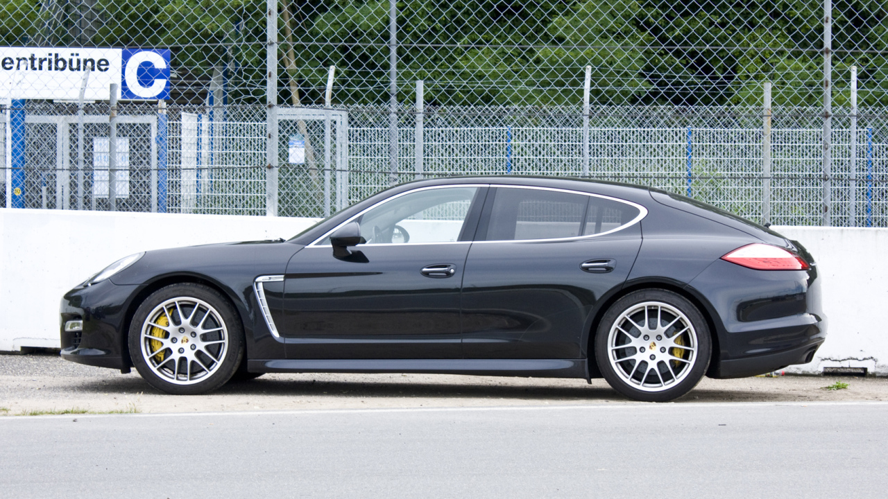 Черный Porsche Panamera