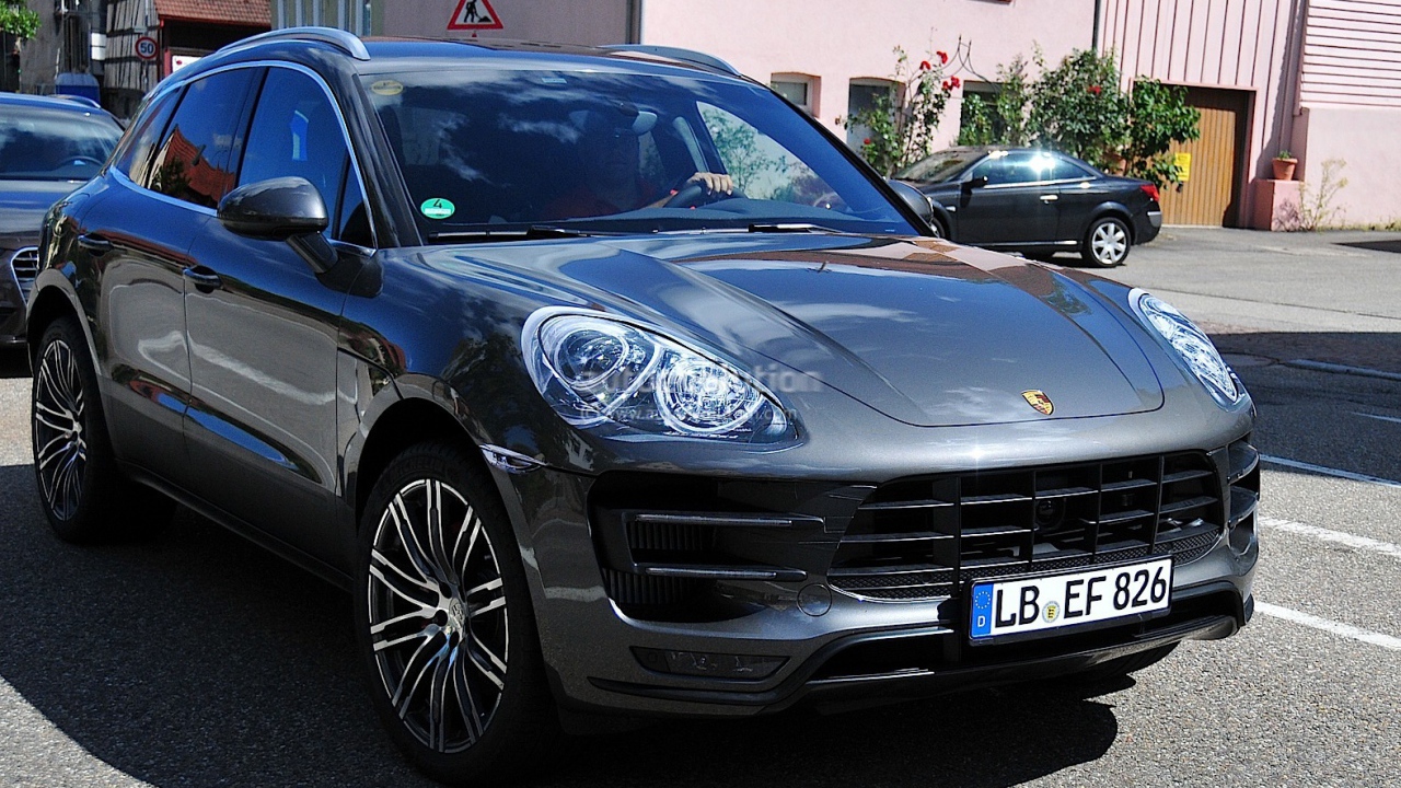 Городской пейзаж с Porsche Macan