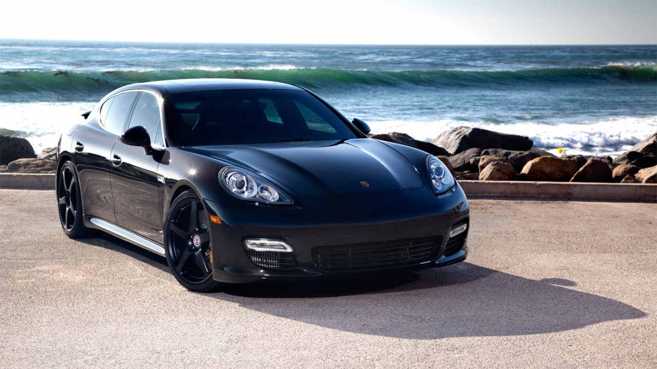 Porsche Panamera на фоне моря