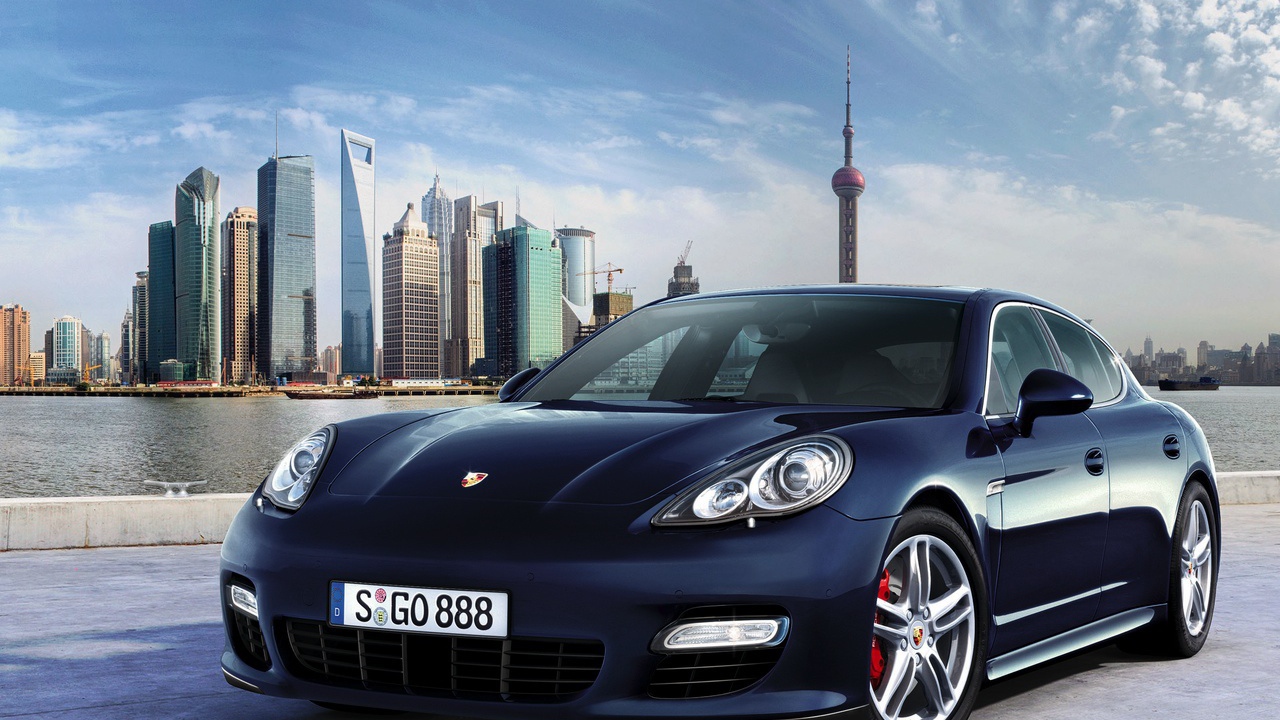 Porsche Panamera на фоне города