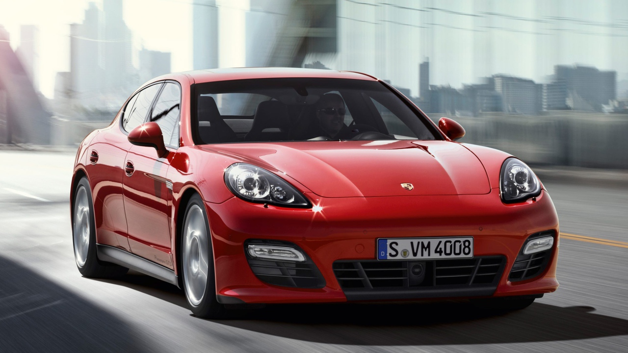 Красный Porsche Panamera