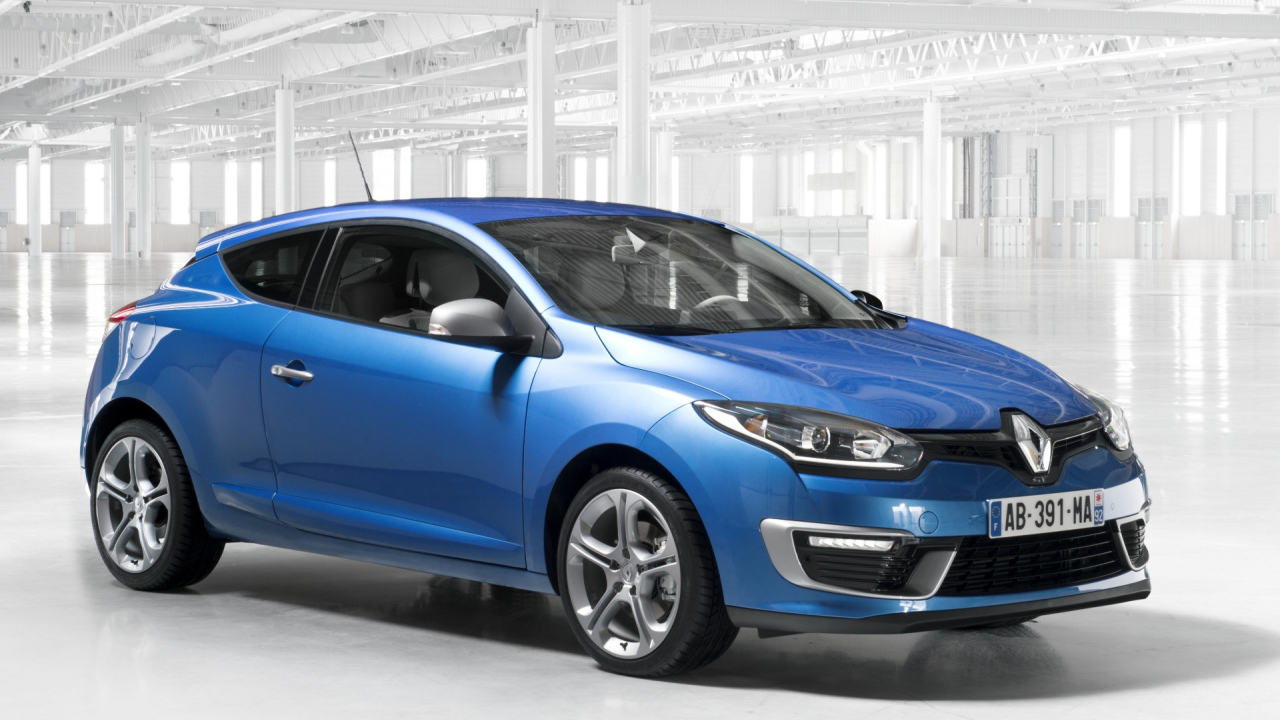 Автомобиль Renault Megane 2014 на дороге