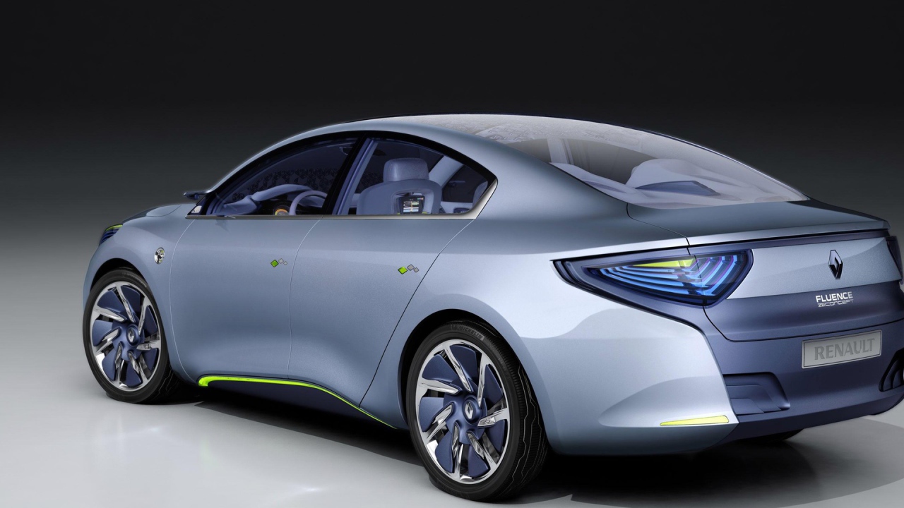 Автомобиль Ренаульт Fluence на дороге
