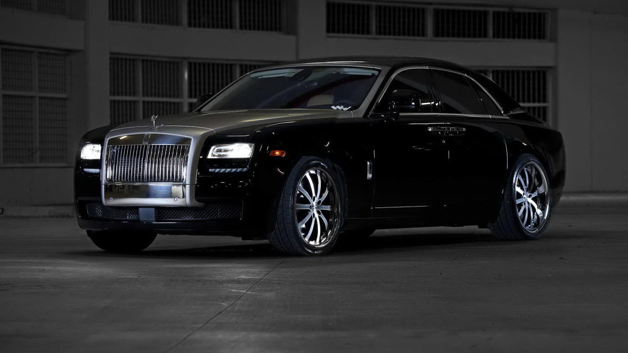 Автомобиль Rolls Royce Ghost на дороге