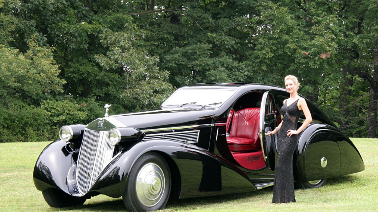 Девушка у Роллс Ройса