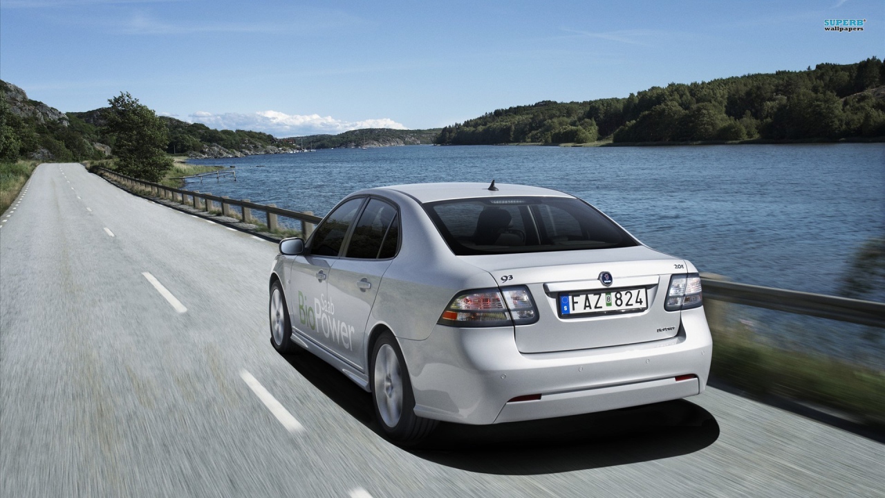 Автомобиль Saab 9-3 на дороге