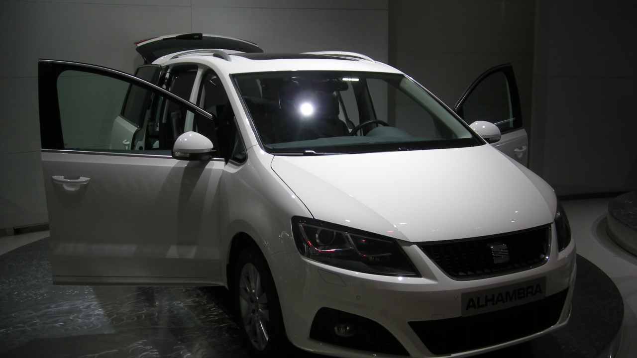 Красивый автомобиль Seat Alhambra