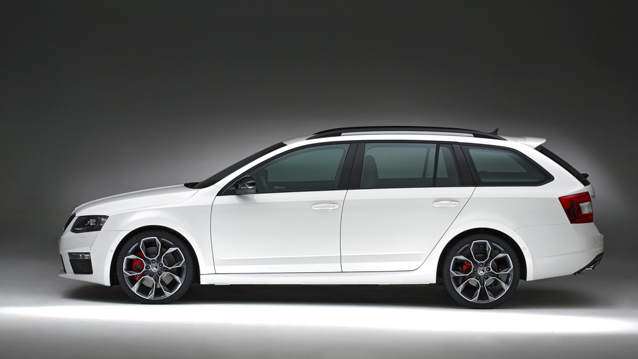 Красивый автомобиль Skoda Octavia 2014