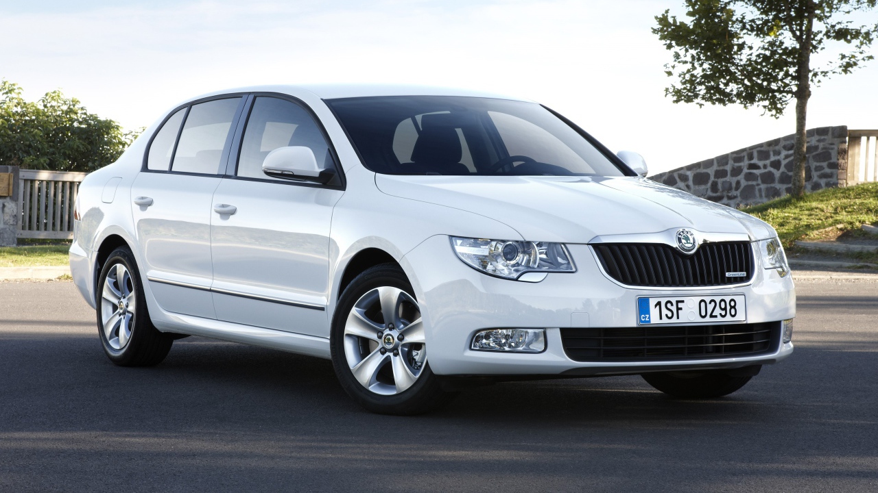 Красивый автомобиль Skoda Octavia Scout 2014
