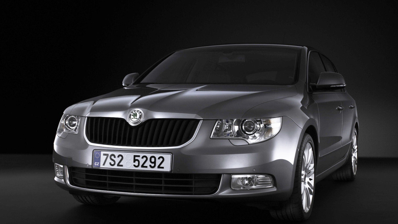 Красивый автомобиль Skoda SuperB