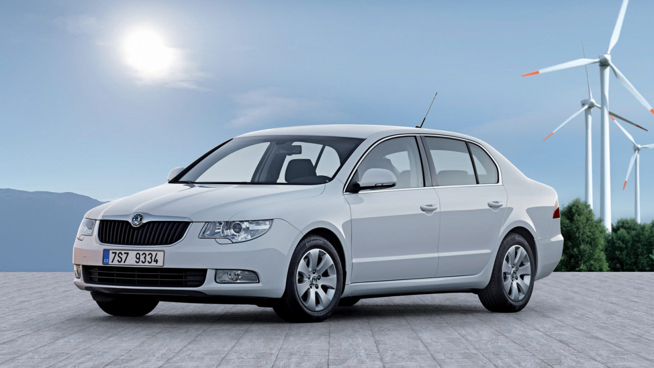 Красивый автомобиль Skoda SuperB в Москве
